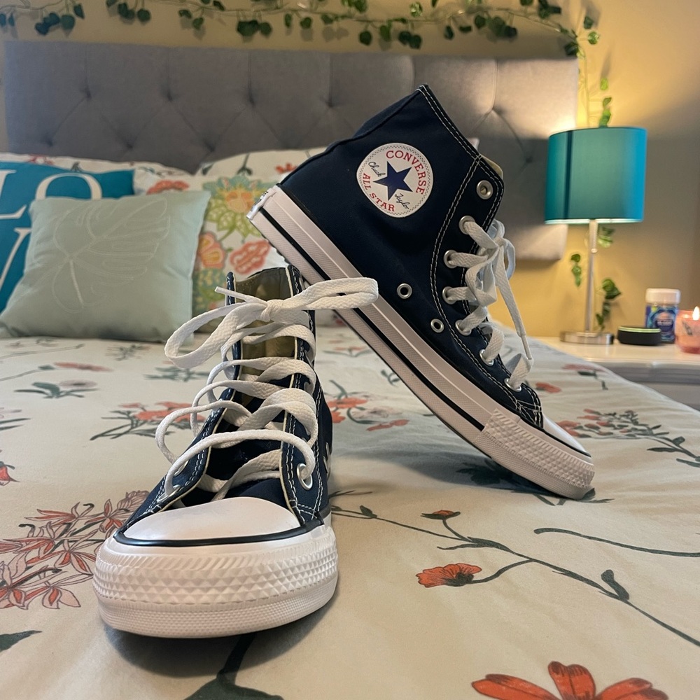 navy blue women’s converse size 8